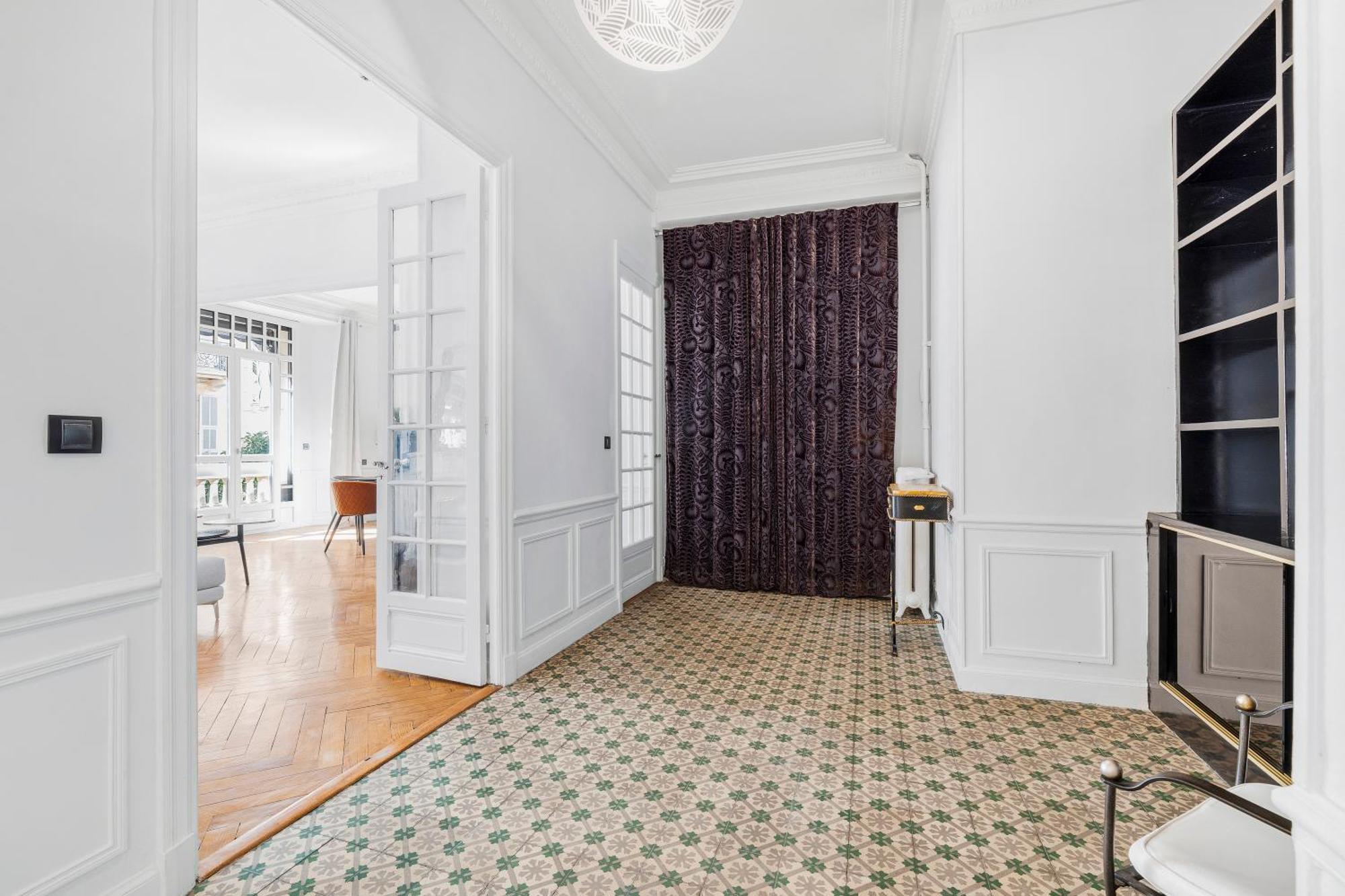 Renting - Joffre - Luxurious Haussmannian 180m2 4 Bedrooms Apartment Nizza